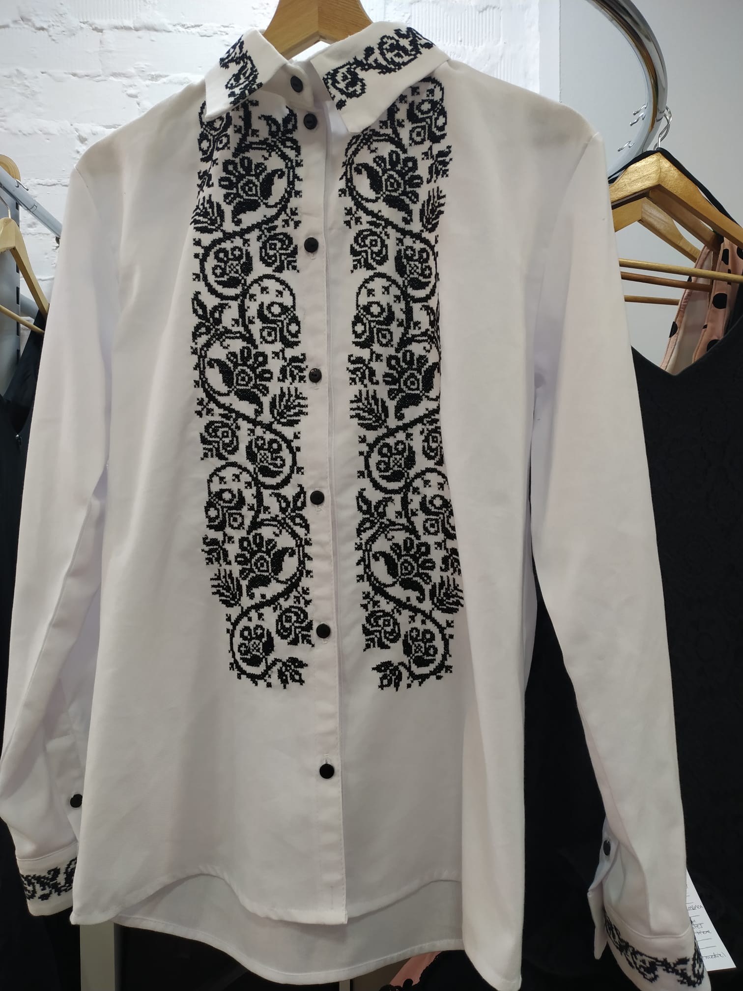 camisa blanca con bordado negro