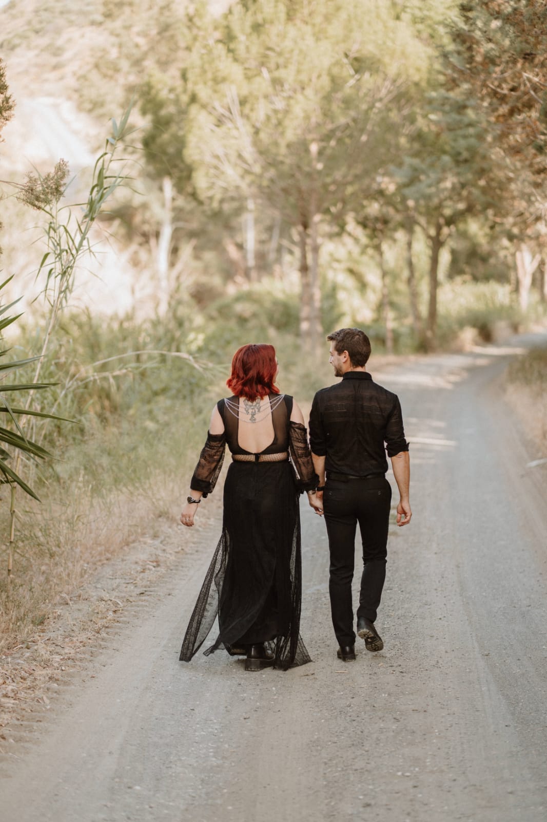 traje mujer y hombre boda en negro